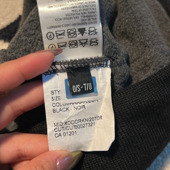 Canada Goose Toque - Picture 4 of 6